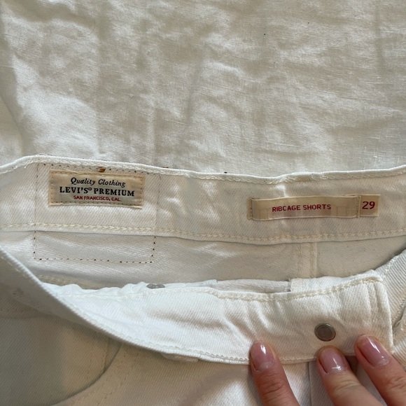 🤍 Levi’s Ribcage White Shorts 🤍 - Picture 3 of 6